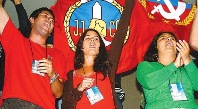 Camila Vallejos:» Feliz habría protestado con las pechugas al aire. «Esas tetas grandes, chicas, caídas, etc..,me encanta lo que hemos mostrado al mundo».