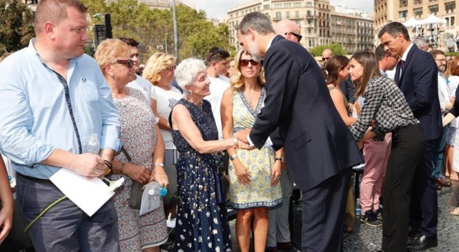 Rey de España derrota a independentistas catalanes, al ser recibido con vitores de «Viva el Rey», por parte de miles de ciudadanos catalanes