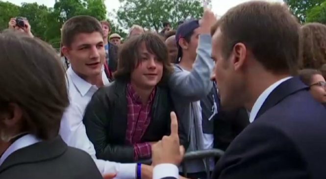 Presidente de Francia «le para el carro» a joven que lo llamó «Manu»