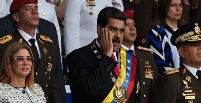 Dictador Maduro, es evacuado de acto oficial y cadena nacional, tras confuso incidente. Militares rompieron filas y arrancaron sin control