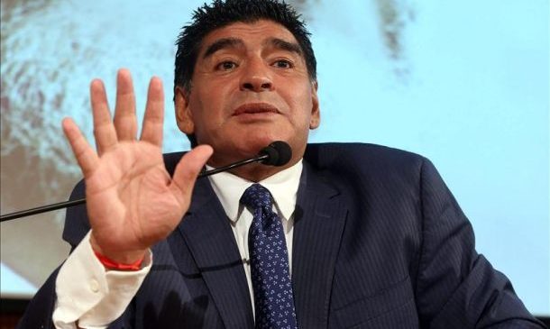 Maradona: «Si Sampaoli sigue jugando así, mejor que ni vuelva a Argentina»