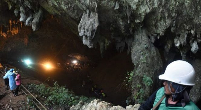 Un rescatista falleció en jornada de rescate de alumnos atrapados en una cueva en Tailandia